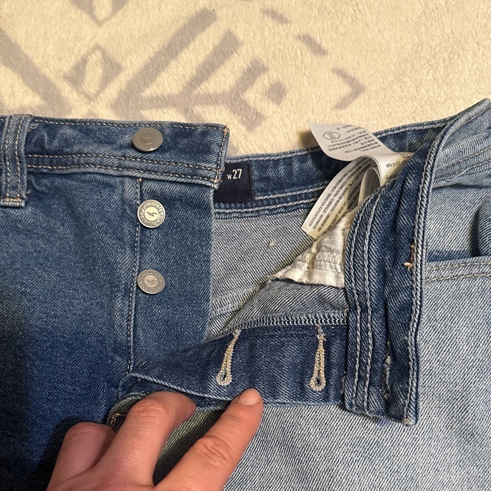 Hollister ultra high rise Mom women’s  cuffed Two-Tone Jean Shorts size 27 - Picture 5 of 9